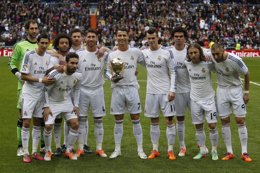 Cristiano Ronaldo con i compagni di squadra del Real Madrid presentano il pallone d’oro 2013 ai tifosi allo stadio Santiago Bernabeu (Ap)